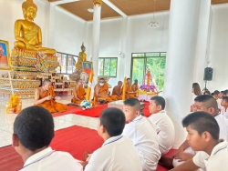 20240807204559(3).jpg - โรงเรียนวัดเขาน้อยได้จัดกิจกรรมแห่เทียนเข้าพรรษา เนื่องในโอกาสวันอาสาฬหบูชาและวันเข้าพรรษา ประจำปีการศึกษา 2567 ณ วัดเขาน้อย | https://watkhaonoischool.ac.th